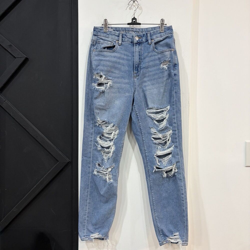 American Eagle Ripped Mom Jeans Size 6 Light Wash Distressed